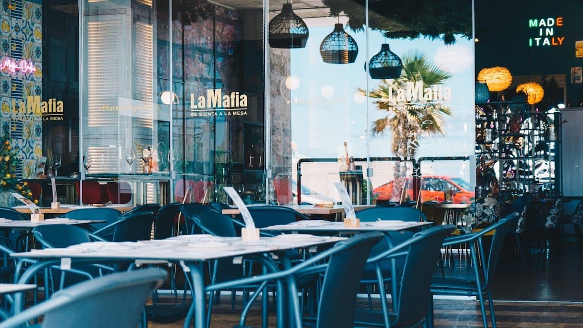 La Famiglia se sienta a la mesa